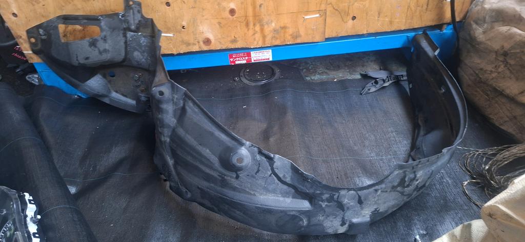 PLASTICO DE GUARDAFANGO LH TOYOTA FIELDER 2006-2012 WAGON NZE141G ZRE144G