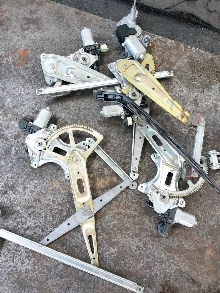 CREMALLERA DE PUERTA ELECTRICA TOYOTA RAUM 2003-2011 HATCHBACK NCZ20 NCZ25