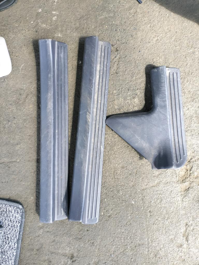PISADERA DE PUERTA MAZDA FAMILIA 1999-2008 VAN VY11 VFNY11