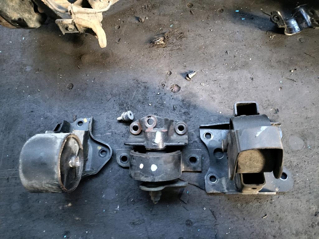 SOPORTE DE MOTOR MAZDA FAMILIA 1999-2008 VAN VY11 VFNY11