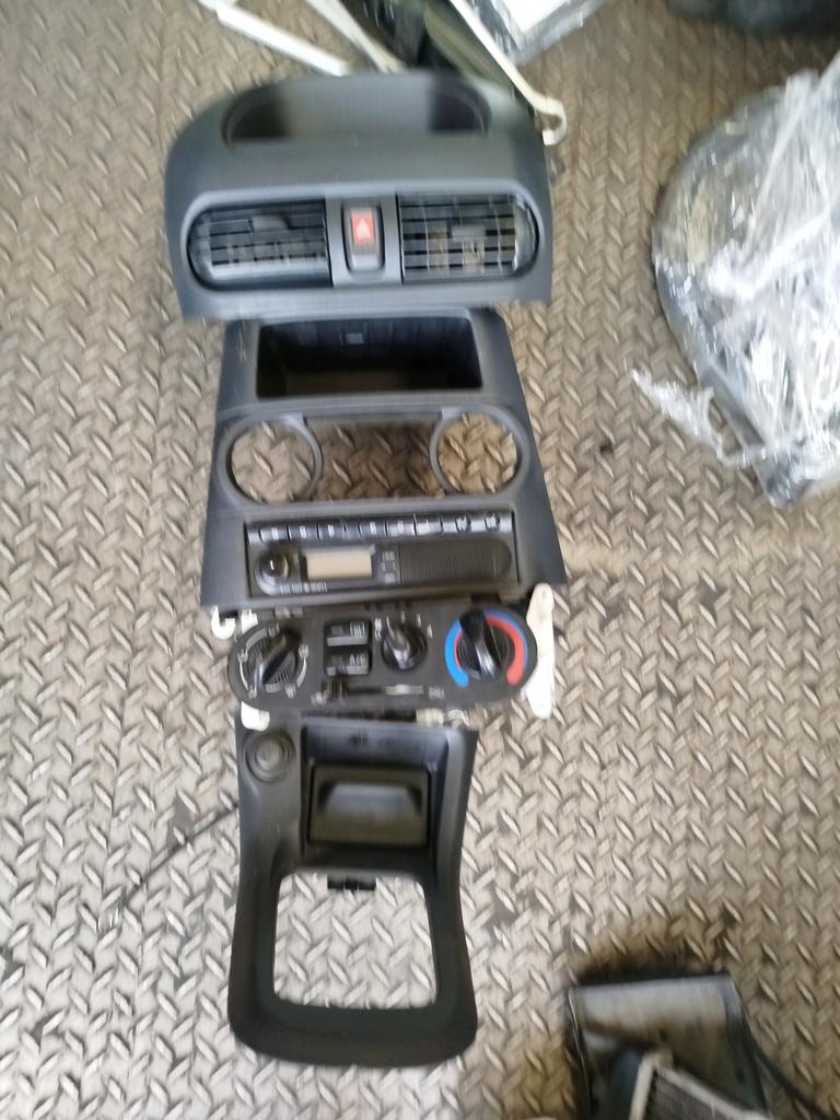 CONSOLA DE RADIO NISSAN AD VAN 1999-2008 VAN VFY11 WHNY11